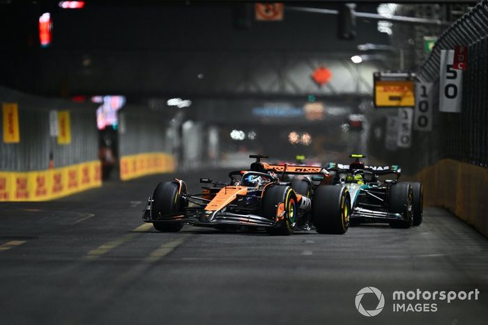 Oscar Piastri, McLaren MCL38, Lewis Hamilton, Mercedes F1 W15