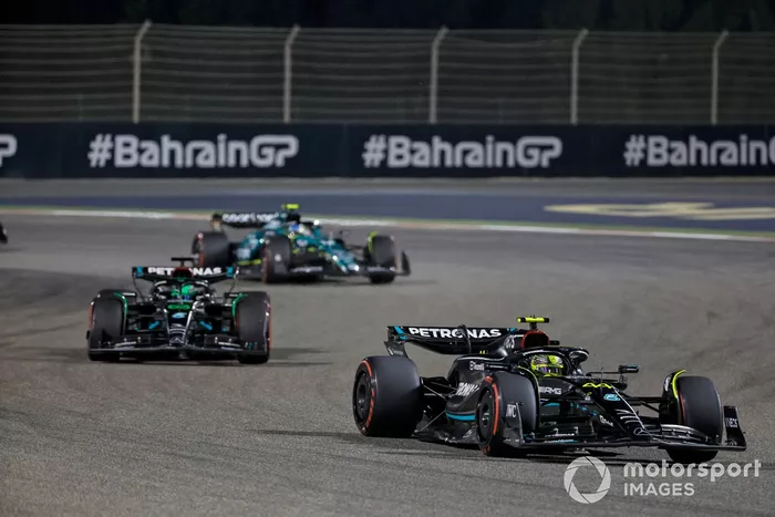 Lewis Hamilton, Mercedes F1 W14, George Russell, Mercedes F1 W14, Fernando Alonso, Aston Martin AMR23