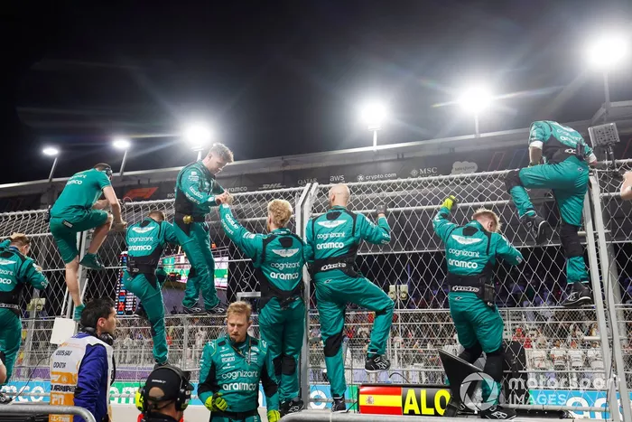 Los mecánicos de Aston Martin celebran desde el muro el podio de Fernando Alonso, Aston Martin AMR23, tercero en Arabia Saudí