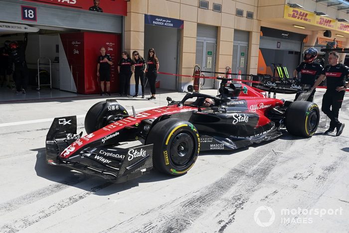 El coche de Valtteri Bottas, Alfa Romeo C43, en el pitlane