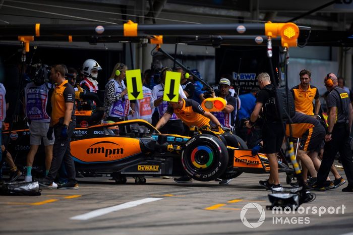 Daniel Ricciardo, McLaren MCL36, vuelve al garaje