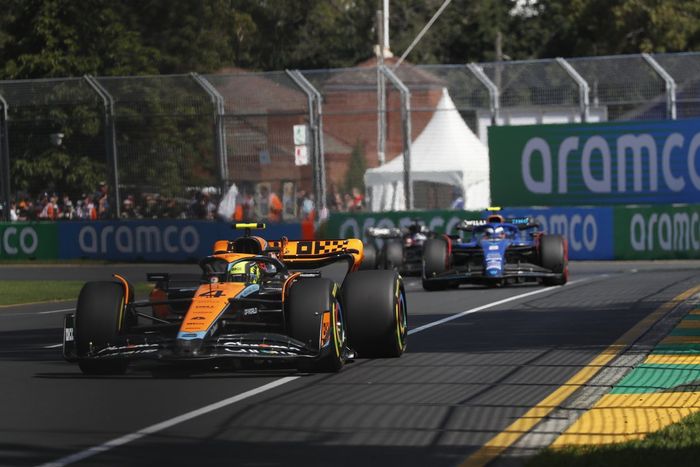 Lando Norris, McLaren MCL60, Logan Sargeant, Williams FW45