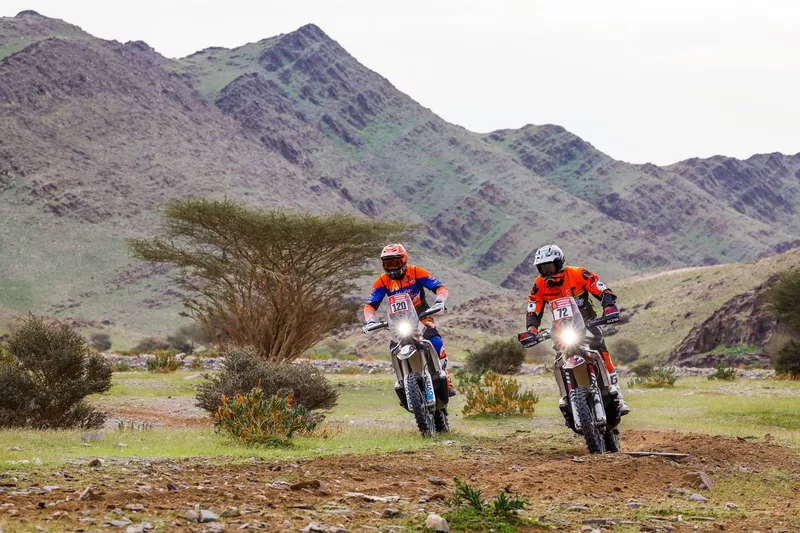 #72 Nomade Racing: Philippe Gendron, #120 HT Rally Raid Husqvarna Racing: Wesley Aaldering