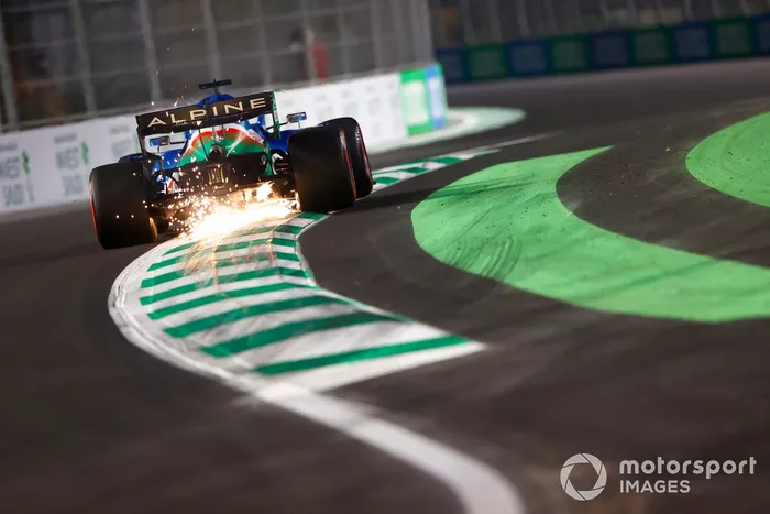 Las chispas salen del coche de Fernando Alonso, Alpine A521
