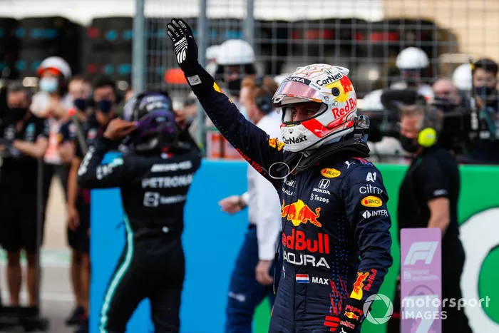 Ganador de la pole, Max Verstappen, de Red Bull Racing, celebra en el Parc Ferme tras la clasificación