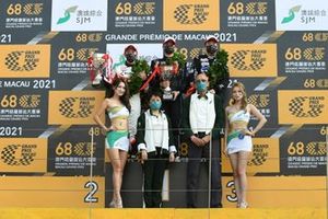 Le vainqueur Charles Leong, Theodore Smart Life Racing, le deuxième Andy Chang, Chengdu Tianfu International Circuit Team, le troisième Li Si Cheng, Blackjack Twenty One Racing sur le podium