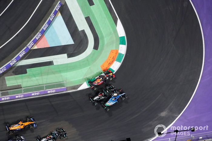 Max Verstappen, Red Bull Racing RB16B, Esteban Ocon, Alpine A521, y Lewis Hamilton, Mercedes W12, luchan por el liderato