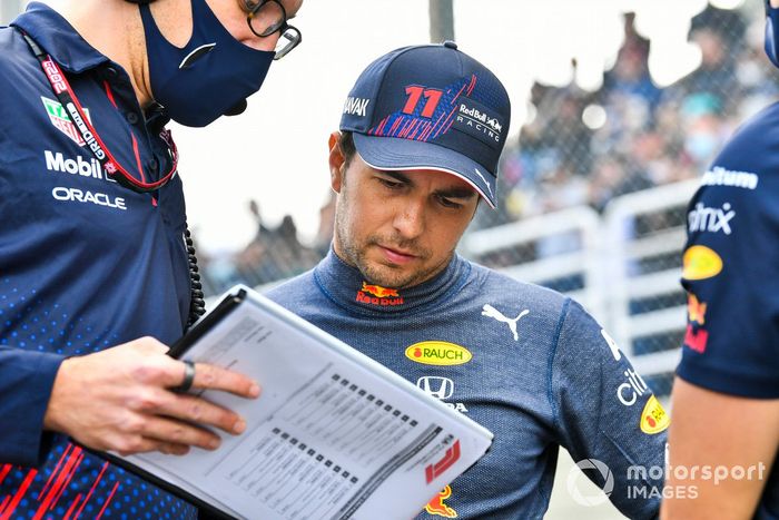 Sergio Pérez, Red Bull Racing, en la parrilla con un ingeniero