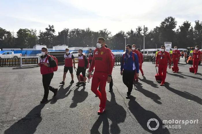 Llegada de los mecánicos de Ferrari