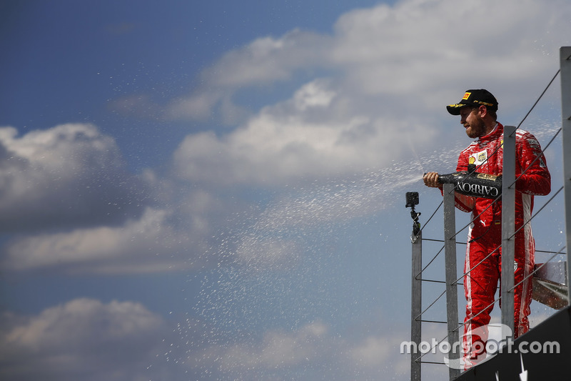 Sebastian Vettel, Ferrari, fête sa victoire avec le champagne