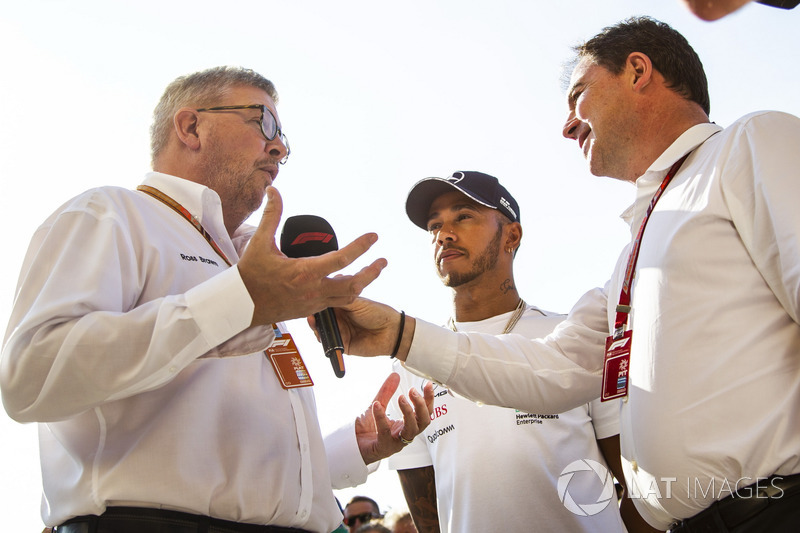 Lewis Hamilton, Mercedes-AMG F1 con Ross Brawn, director deportivo de la FOM y James Allen