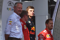 Подіум: переможець Макс Ферстаппен, Red Bull Racing, друге місце Кімі Райкконен, Ferrari, третє місце Себастьян Феттель, Ferrari, Джонатан Вітні, Red Bull Racing