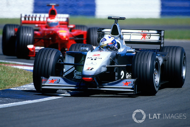Na de eerste serie pitstops leidt Coulthard voor Irvine: