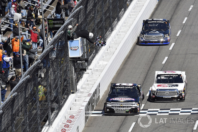 Fotofinish: 1. John Hunter Nemechek, NEMCO Motorsports, Chevrolet Silverado; 2. Kyle Benjamin, DGR-Crosley, Toyota Tundra