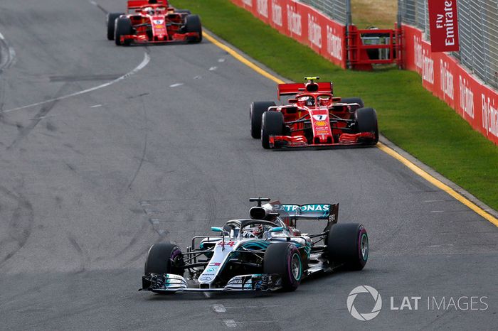 Lewis Hamilton, Mercedes-AMG F1 W09, Kimi Raikkonen, Ferrari SF71H