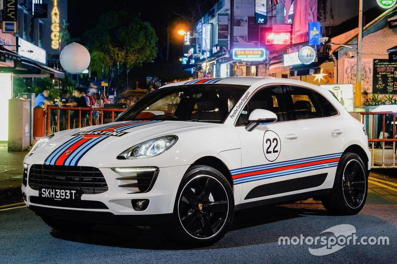 Porsche Macan dengan motif Martini