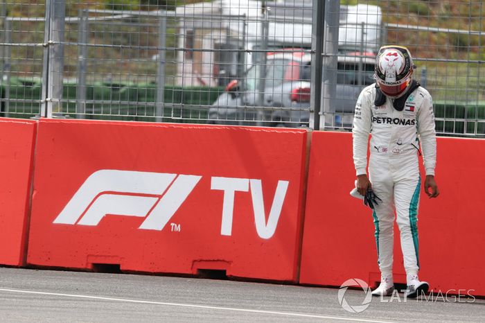 Lewis Hamilton, Mercedes-AMG F1 W09, se detiene en pista