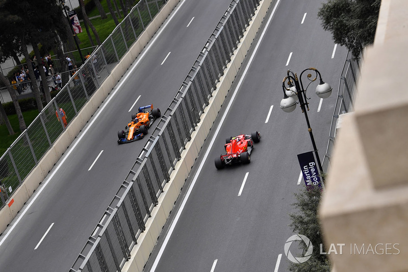 Fernando Alonso, McLaren MCL33 and Kimi Raikkonen, Ferrari SF71H