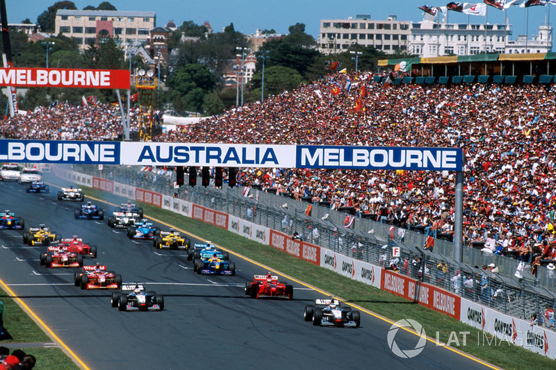 Mika Hakkinen, McLaren Mercedes MP4/13, en tête de la course au départ