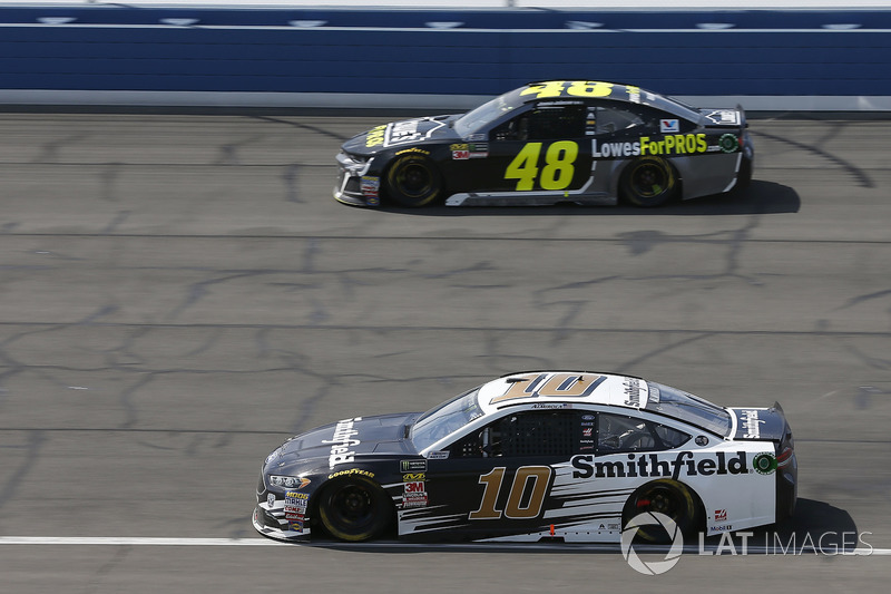 Aric Almirola, Stewart-Haas Racing, Ford Fusion Smithfield Jimmie Johnson, Hendrick Motorsports, Chevrolet Camaro Lowe's for Pros