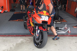 Motor van Bradley Smith, Red Bull KTM Factory Racing met nieuwe kuip