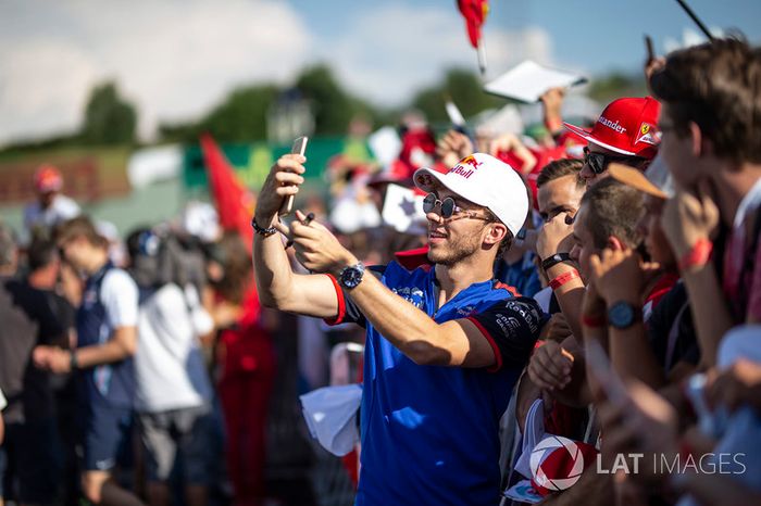 Pierre Gasly, Scuderia Toro Rosso fans selfie