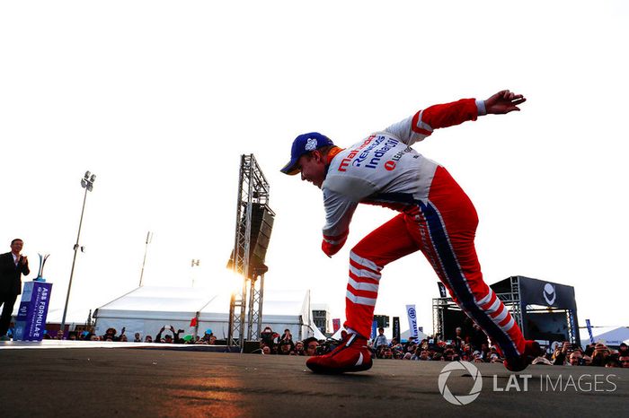 Ganador de la carrera  Felix Rosenqvist, Mahindra Racing, celebra en el podio