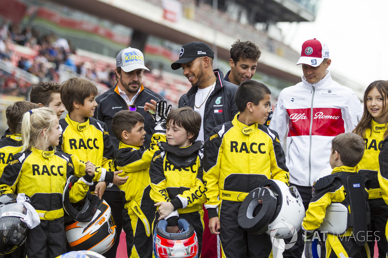 Fernando Alonso, McLaren, Lewis Hamilton, Mercedes-AMG F1, Daniel Ricciardo, Red Bull Racing et Marcus Ericsson, Sauber, avec des jeunes pilotes de karting