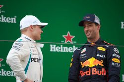 Podium : le vainqueur Daniel Ricciardo, Red Bull Racing, le deuxième, Valtteri Bottas, Mercedes-AMG F1, le troisième, Kimi Raikkonen, Ferrari