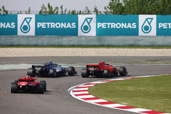 Valtteri Bottas, Mercedes AMG F1 W09, dépasse Kimi Raikkonen, Ferrari SF71H, pour la tête de course devant Sebastian Vettel, Ferrari SF71H
