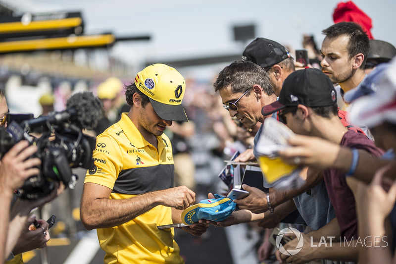 Carlos Sainz Jr., Renault Sport F1 Team signs autographs for the fans