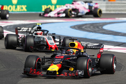 Daniel Ricciardo, Red Bull Racing RB14, precede Kevin Magnussen, Haas F1 Team VF-18