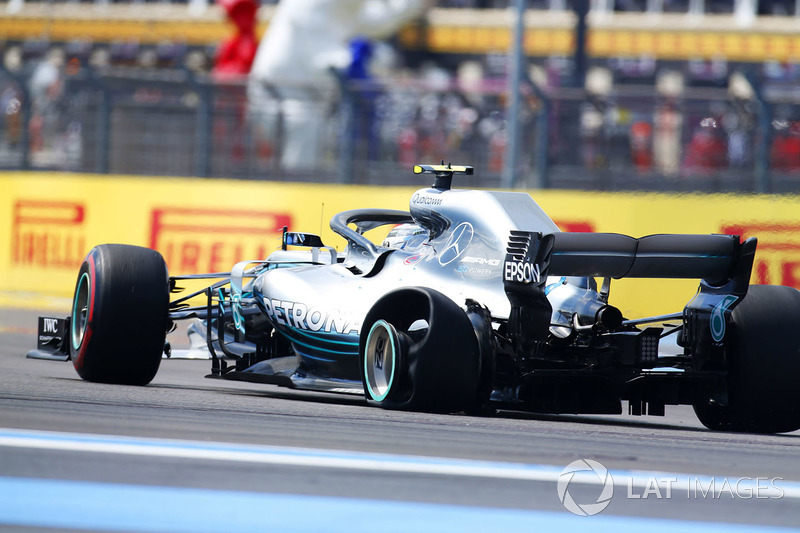 Valtteri Bottas, Mercedes AMG F1 W09, con una foratura