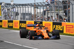 Stoffel Vandoorne, McLaren MCL33, con una foratura