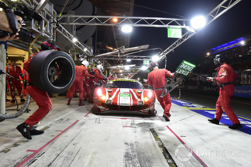 #52 AF Corse Ferrari 488 GTE EVO: Toni Vilander, Antonio Giovinazzi, Pipo Derani, pit stop