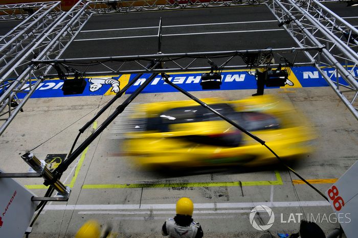 #64 Corvette Racing Chevrolet Corvette C7.R: Oliver Gavin, Tommy Milner, Marcel Fassler, pit stop