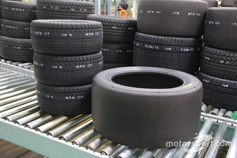 Pirelli Motorsport Fabrikası kalite kontrol alanı