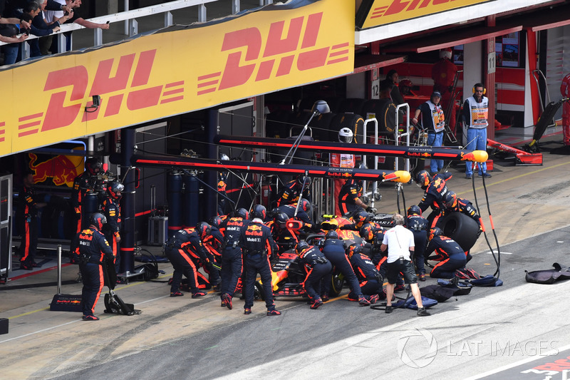 Max Verstappen, Red Bull Racing RB14 pit stop