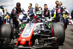 Romain Grosjean, Haas F1 Team VF-18, arrives on the grid