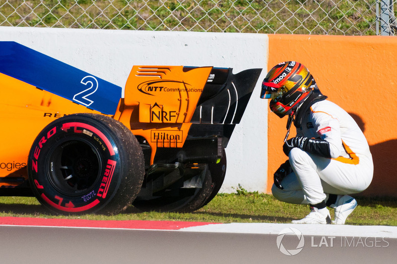 Stoffel Vandoorne, McLaren MCL33 stops on track