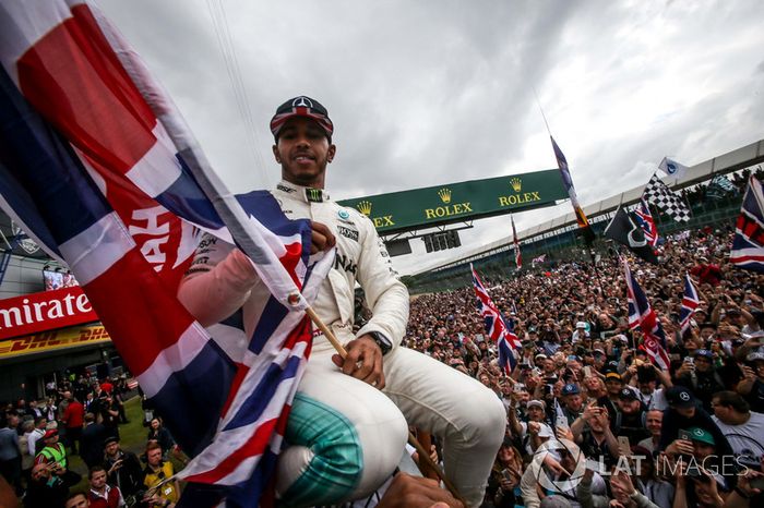 Ganador de la carrera Lewis Hamilton, Mercedes AMG F1 celebra con los fans y una bandera de la union