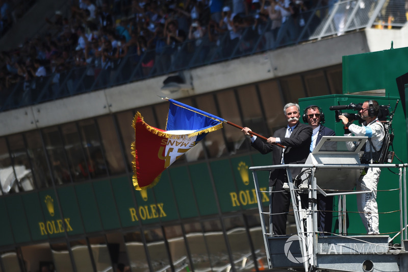 Chase Carey, PDG de la F1 agite le drapeau français pour donner le départ de la course