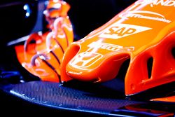 Nariz y el detalle de la insignia de Honda en el McLaren MCL32