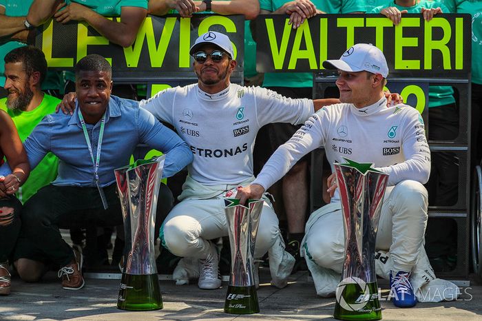 Ganador, Lewis Hamilton, Mercedes AMG F1 y Valtteri Bottas, Mercedes AMG F1 celebra