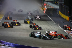 Sebastian Vettel, Ferrari SF70H, Max Verstappen, Red Bull Racing RB13, Kimi Raikkonen, Ferrari SF70H, se percutent alors que Lewis Hamilton, Mercedes AMG F1 W08, passe à travers