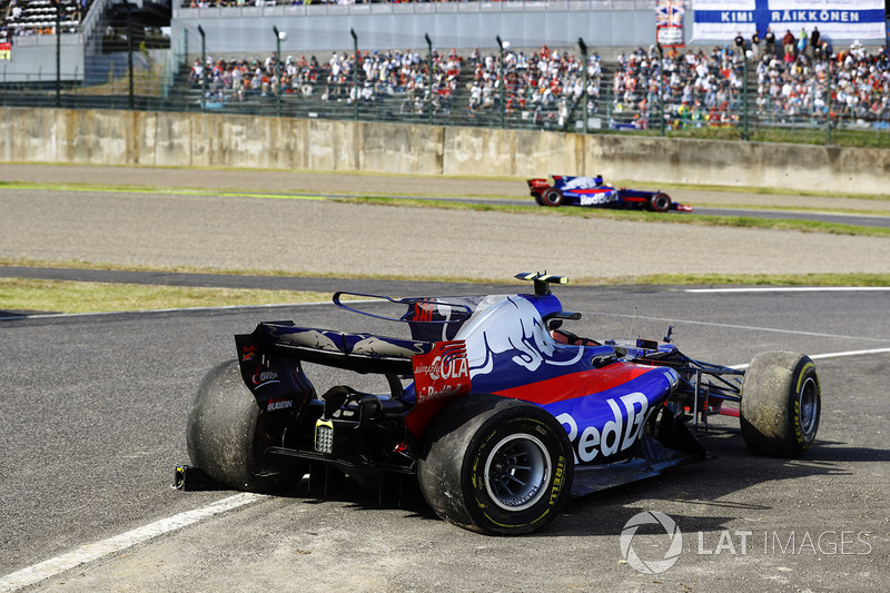 Pierre Gasly, Scuderia Toro Rosso STR12, passes the crashed car of Carlos Sainz Jr., Scuderia Toro Rosso STR12