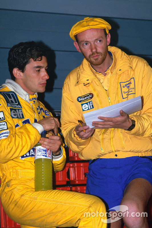 Ayrton Senna, Team Lotus, conversa con el ingeniero Steve Hallam de la raza