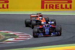 Daniil Kvyat, Scuderia Toro Rosso STR12 y Fernando Alonso, McLaren MCL32