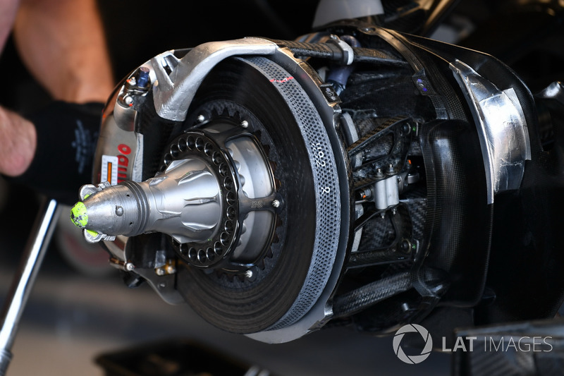 Mercedes-Benz F1 W08, front brake and wheel hub