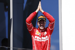 Podium: racewinnaar Sebastian Vettel viert zijn overwinning op het podium